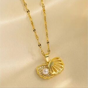 Elegant 18k golden pendant necklace